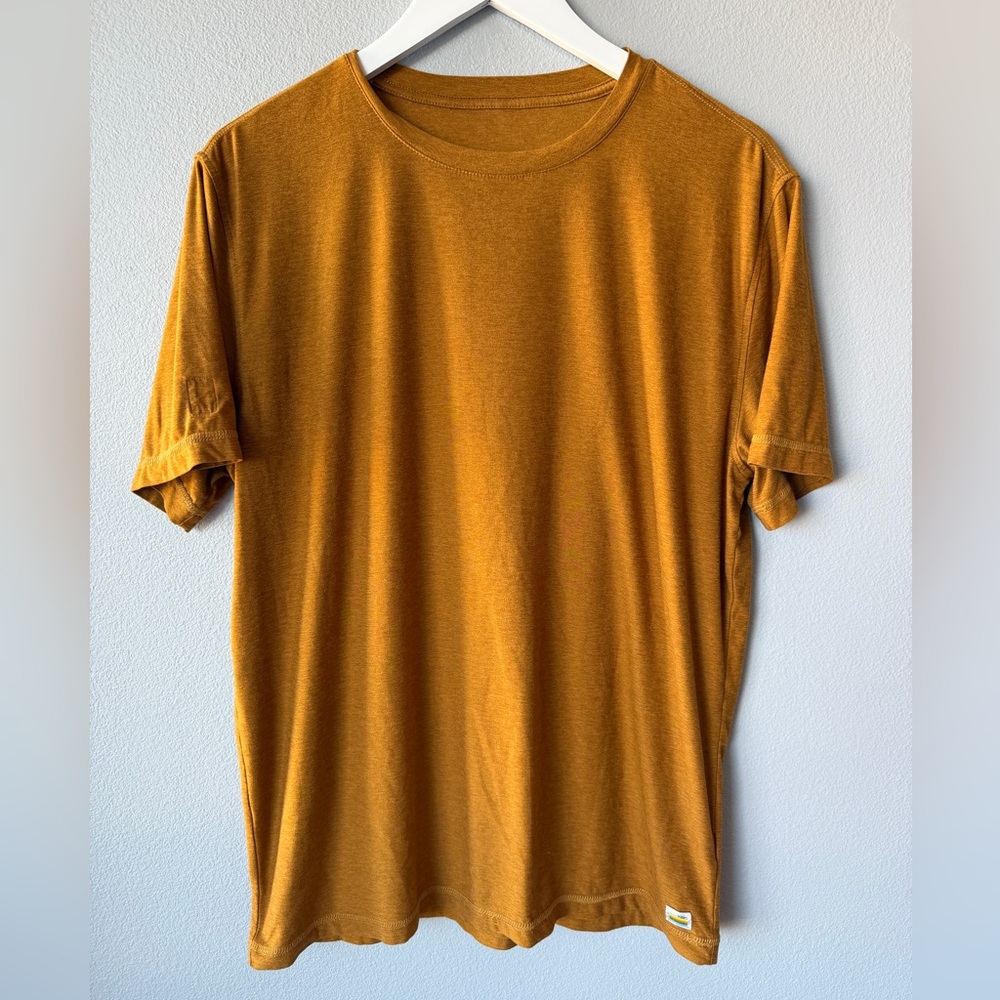 Vuori dark gold yellow Strato Tech short sleeve athletic tee Men’s sz L